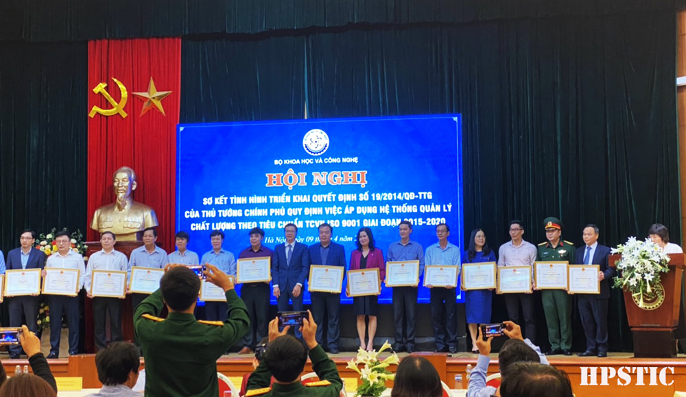 PGS.TS Nguyễn Thị Hiên (thứ 4 từ phải sang) nhận bằng khen của của Bộ trưởng Bộ KH&CN cho các tập thể có thành tích xuất sắc trong việc triển khai Quyết định số 19/2014/QĐ-TTg ngày 05/3/2014 của Thủ tướng Chính phủ.