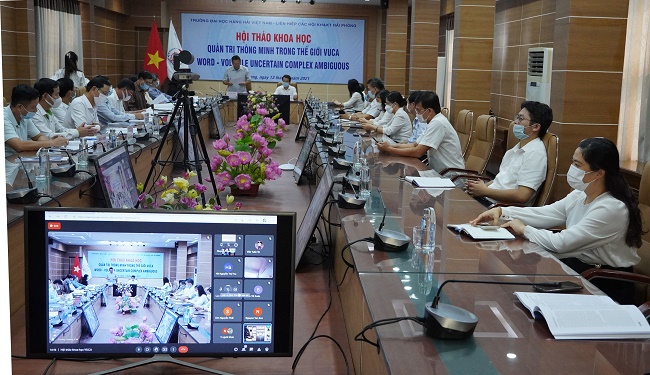 TS Hoàng Văn Kể - Chủ tịch Liên hiệp các Hội Khoa học và Kỹ thuật thành Hải Phòng phát biểu tại Hội thảo.