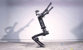 Robot nhanh nhất thế giới lộn ngược điêu luyện