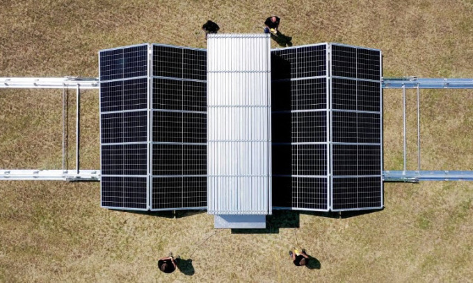 Nhà máy điện đi dộng 'đóng gói' hơn 240 tấm pin mặt trời