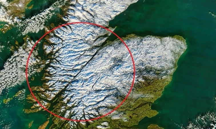 Đường thẳng khổng lồ chia đôi Scotland