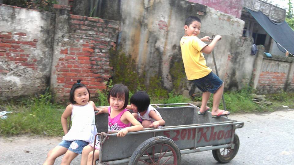 Trẻ em ở nông thôn: Thiếu vắng sân chơi lành mạnh, bổ ích