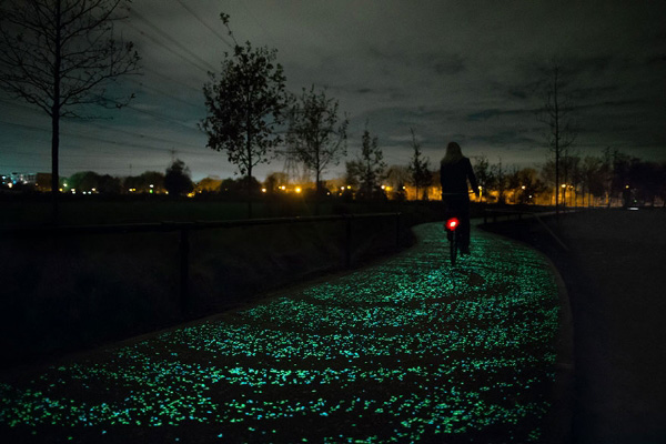 Phát minh mới: sơn phản quang đặc biệt cho người đi xe đạp trong đêm