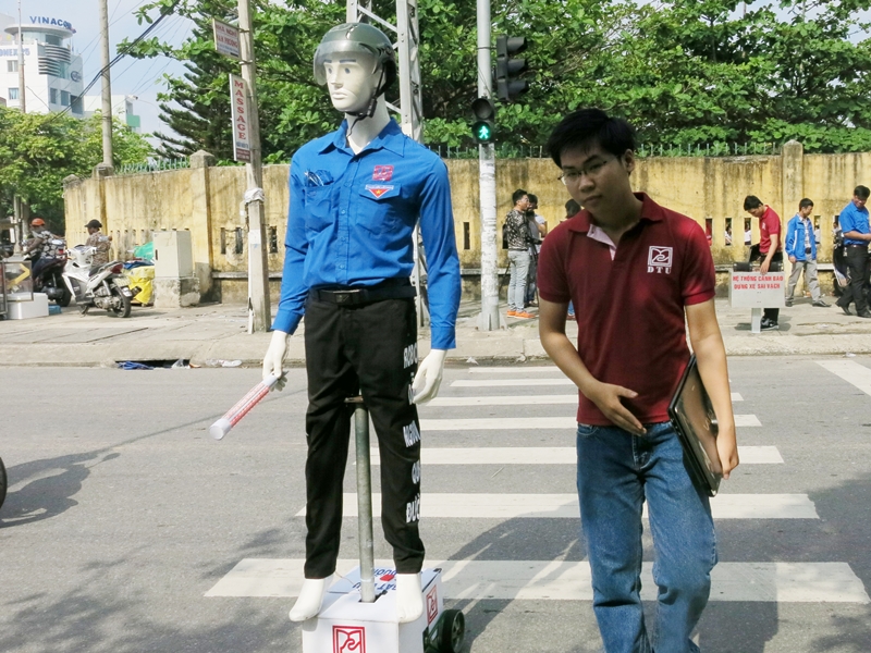 Sinh viên Đà Nẵng chế tạo robot dắt người qua đường