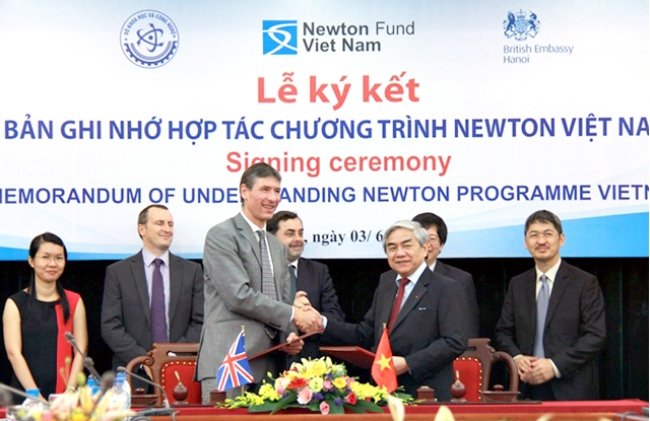 Ký kết bản ghi nhớ hợp tác Chương trình Newton Việt Nam