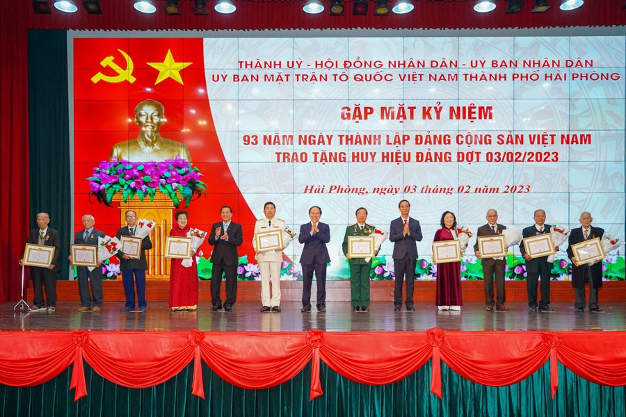 Gặp mặt kỷ niệm 93 năm Ngày thành lập Đảng Cộng sản Việt Nam (3/2/1930 - 3/2/2023) và trao tặng Huy hiệu Đảng đợt 3/2/2023
