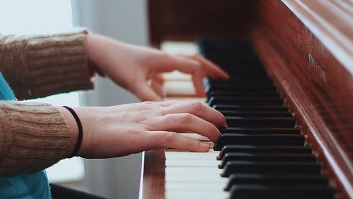 Chơi đàn piano giúp tăng cường khả năng xử lý của não và giảm trầm cảm, căng thẳng và lo lắng