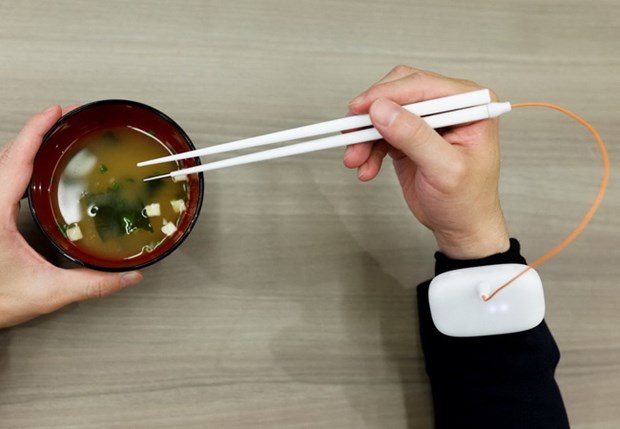 Nhật Bản phát triển đũa điện tử tăng vị mặn để giảm muối trong đồ ăn