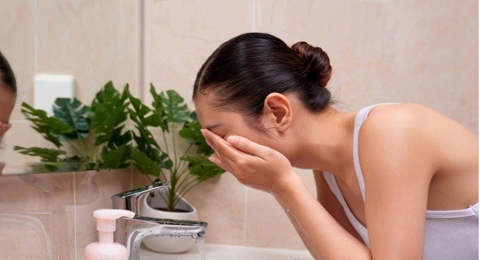 Vì sao bạn có cảm giác da căng sau khi dùng sữa rửa mặt?