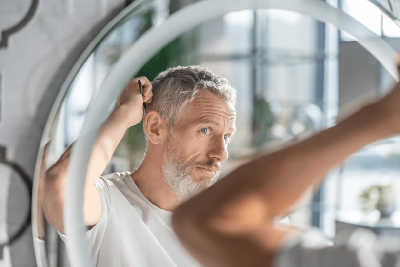 Những nguyên nhân khiến chúng ta “bạc tóc” ngoài tuổi cao