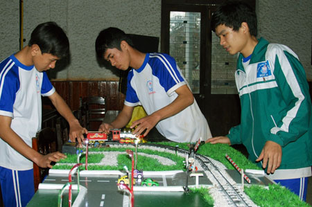 Ba học sinh với rào chắn đường sắt tự động