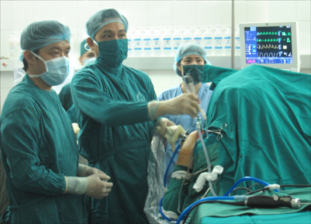 Bệnh viện hữu nghị Việt-Tiệp tiếp nhận kỹ thuật nội soi khớp điều trị tổn thương vùng vai
