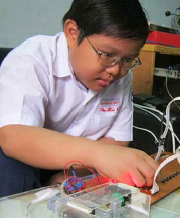 Cậu bé 12 tuổi sáng chế bảng điều khiển thông minh
