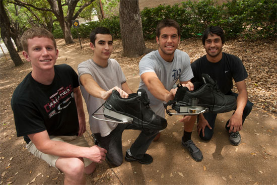 Sinh viên Mỹ chế tạo thành công giày phát điện năng
