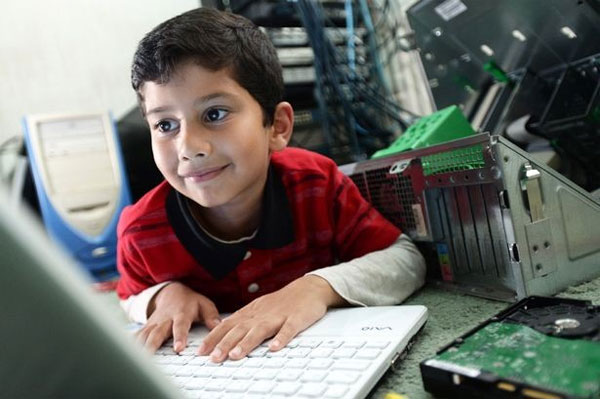 Bé 5 tuổi trở thành chuyên gia máy tính trẻ nhất