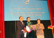 Tôn vinh 2 nhà nữ khoa học xuất sắc năm 2013