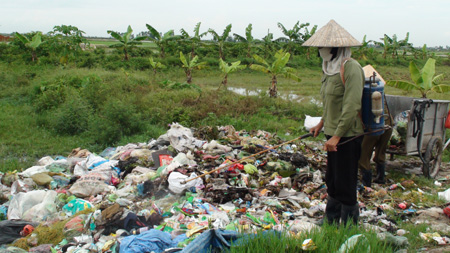 Vĩnh Bảo: Xử lý rác thải hiệu quả bằng chế phẩm Bioaktiv
