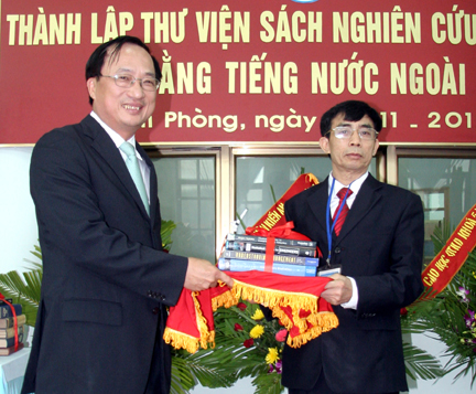 Trường Đại học Hải Phòng thành lập thư viện sách nghiên cứu khoa học bằng tiếng nước ngoài